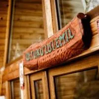 Catunu’ lui Emil, hotel u gradu 'Cărbuneşti'