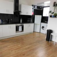 Comfortable 4 bed Apt in Paisley Next to Station