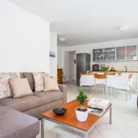 Spacious 3-Bedroom Apartment with Courtyard in Tempio Pausania - Perfect for Families, hotel v destinaci Tempio Pausania