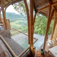 Cliffside Bamboo Treehouse with Heated Pool and View, hotell i Bungbungan
