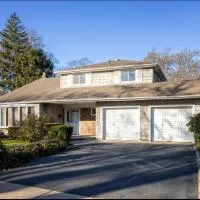 Cheerful Studio Getaway/Garden/By Lake State Park., hotel en West Hempstead