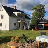Comfortabel Zweeds huis met sauna en houtkachel., hotel Öje városában