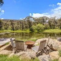 Stillwater Chalet B - Amazing Lakefront 2BR Chalet l BBQ l Gym l Tennis l Indoor Pool, Hotel in Crackenback