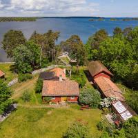 Architect-designed cottage in Drag with a panoramic view of Dragsviken, hotell i Rockneby