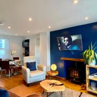 Extended Fishermans cottage with stunning sea views, hotell i The Mumbles