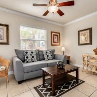 Walkable to Restaurants and Steps to the Beach! - Coconut Villa's Suite 10, מלון ב-North Redington Beach , סיינט פיט ביץ'