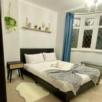 Large 4 Bedrooms House in Coventry for Contractors, hotel berdekatan Coventry Airport - CVT, Whitley