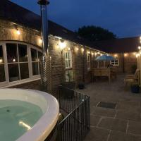 The Shires - Quirky 3 bed holiday home with Wood-fired Hot-tub