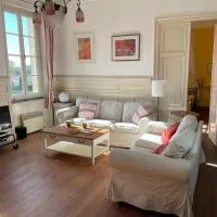 Große Ferienwohnung am Canal du MIDI mit Dachterrrasse, hotelli kohteessa Homps