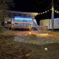 Daffodil Dream Camper with Hot Tub - Movie Screen - Fire Pit - BBQ, ξενοδοχείο σε Jonesville