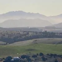 Top of the world studio nestled in the rock, hotel en Queensberry