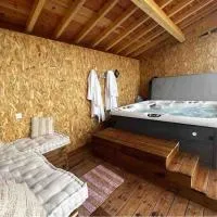 Gite à la ferme avec jacuzzi et piscine chauffée, hotel in Saint-Félix-de-Tournegat