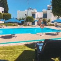 Shelter next to the beach, hotel en L&aacute;rnaca
