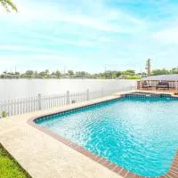 Stunning Lake-Front Villa with Pool & Spa, hotel em Pembroke Pines