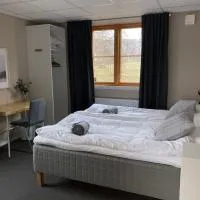 Morlanda B&B، فندق في Ellös