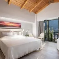 Luxury love nest with hot tub & heated pool, hotel i Kournás