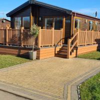 Little Gem Lodge with Hot Tub