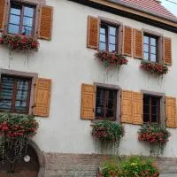 Gîte À l'aigle de sable، فندق في كينتزهيم