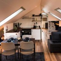 Scenic Penthouse - Ocean view & skylight windows, Hotel in der Nähe vom Flughafen Grímsey - GRY, Siglufjörður