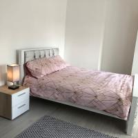 Cosy 3 Bedroom NEC House, Free WiFi, Netflix, Driveway Parking, Sleeps 6, Ideal for Families, Contractors & Corporates, Renovated To High Standard!