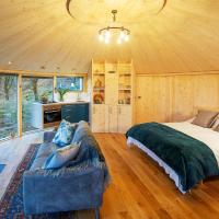 Luxury romantic Roundhouse and hot tub for two, hotel in Glasgow