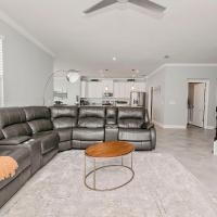 Spacious 4 Bed Home near Orlando Gated Pool Access, hotel i nærheden af Orlando Sanford Internationale Lufthavn - SFB, Sanford