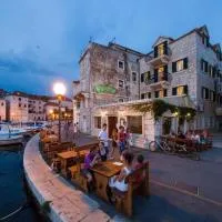 Villa Slika, hotel a Milna
