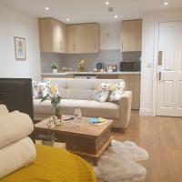 New - Bright London studio loft king bed apartment in quiet street near parks 1074 Lo, hotel in Putney, London