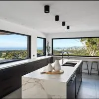Luxe Terrigal beach Ocean View with Infinity pool โรงแรมในWamberal