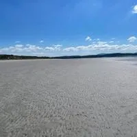 Donegal Beach Cottage with Sea Views & Internet TV, sleeps six: Lettermacaward şehrinde bir otel