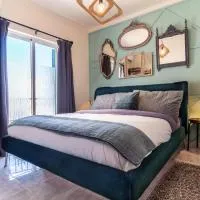Arty Vintage Townhouse with Rooftop Shower & Sun Loungers, hotel in Olhão