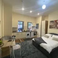 Modern studio apartment - great location!: Mansfield şehrinde bir otel