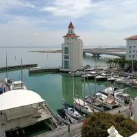 Viesnīca Lucky Waterfront at Straits Quay Seaview or Non pilsētā Bagan Jermal