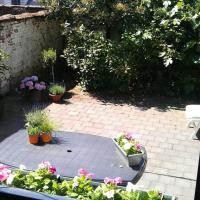 charming house with terrace 10 minutes from city centre, hotel dicht bij: Internationale luchthaven Antwerpen - ANR, Antwerpen