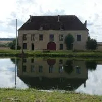 Viesnīca Le gîte de l'écluse pilsētā Marolles-sous-Lignières