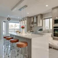 Rare Find fully renovated 6 bedroom 3 bath and both levels, ξενοδοχείο στο Κάλγκαρι