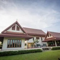 Thararin Villa, hotel i Ban Doem Bang