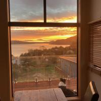 Commanding Harbour views exquisite sunset vista, hotel in Dunedin
