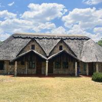 Lovely house on 4 hectares in John Galt Village - 2011, hotel in Nyanga