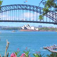 Spectacular Views of Sydney Harbour with Free Parking, hotel i McMahons Point, Sydney