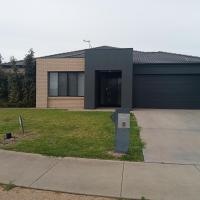 Luxurious entire family home, hotel i nærheden af Shepparton Airport - SHT, Mooroopna