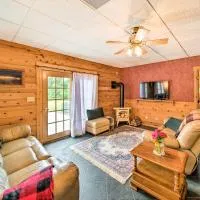 Rustic Keosauqua Gem: Fire Pit & Lake Sugema Views, hotel di Keosauqua