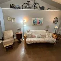 The Studio at Creekside Camp & Cabins，大理石瀑布的飯店