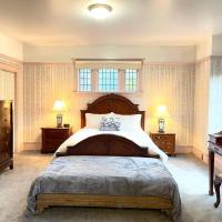 Parlor Suite in Heritage Manor, Fairfield, near DT, hotel sa Fairfield, Victoria
