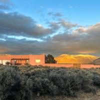 엘프라도 Taos Regional Airport - TSM 근처 호텔 Southwest Home with 360-Degree Mtn View, Ski Nearby!