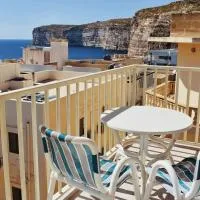 Seaview 2-bedroom Apartment in Xlendi, hotel v destinaci Xlendi