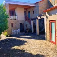 Casas d Aldeia Turismo Rural, מלון במנגוולד