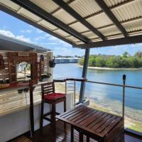 Water View. 1bedroom Sleeps 2. WI-FI, Wash Machine, hotel en South Stradbroke