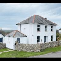 Pass the Keys Newly Renovated Quiet Rural 4 Bed Holiday Home, hotel in Swansea
