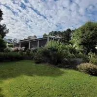 Quiet family retreat getaway - Wildlife Park, Sovereign Hill, Kryall Castle and city at your door - modern house, 8 guests, 4 bedrooms, 5 beds โรงแรมในแบลเลอแรต
